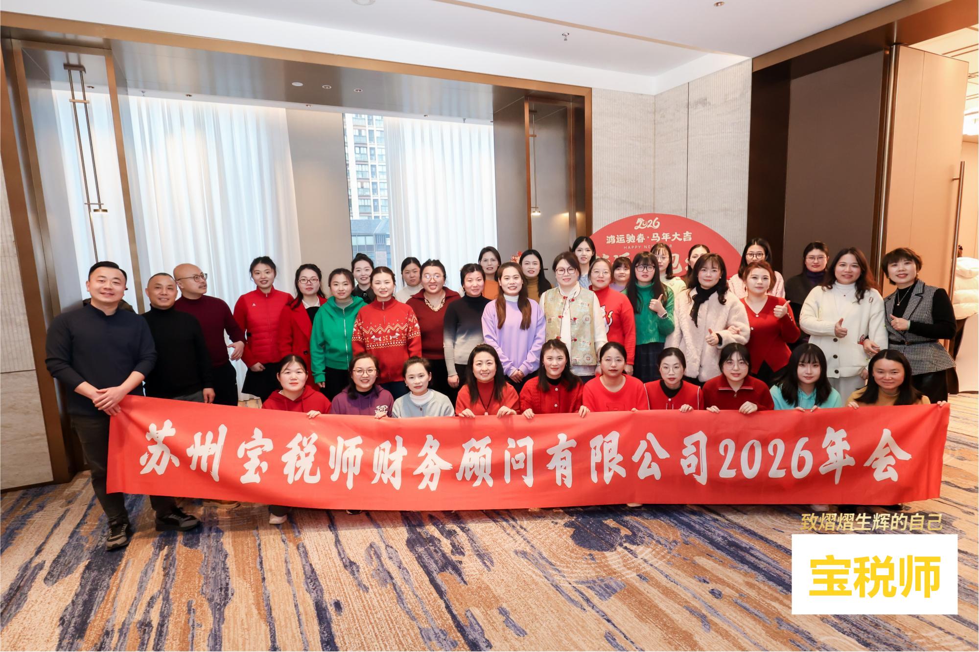 现代化办公环境,宽敞明亮的会议室,员工正在讨论工作,蓝色背景,商务风格